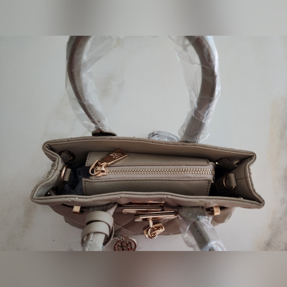 Badgley Mischka Diamond Quilted Bag With Optional Crossbody Strap In Beige! - Picture 7 of 13